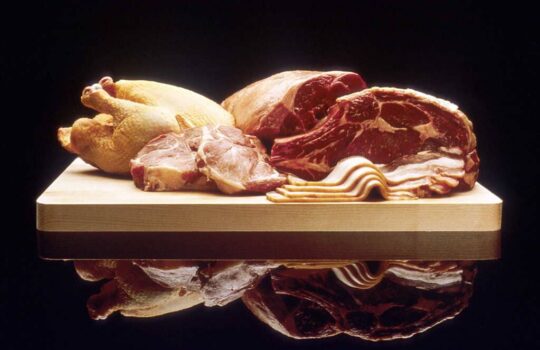Carne vs pollo: Comparación, valores nutricionales y más